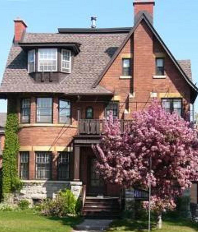 Ashbury House Bed & Breakfast 4*